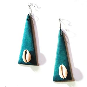 HAPPY HOLIDAYS New (2) Handcrafted Wood Ornaments! Genuine Cowries. Unisex Items